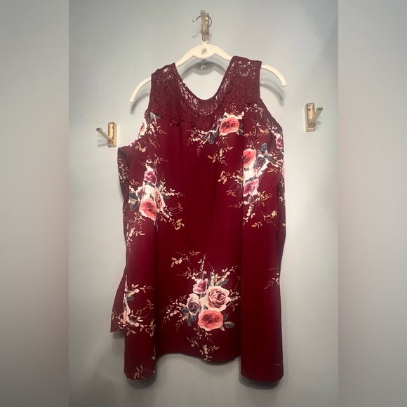 Burgundy Floral Lace Trim Women's Top - Picture 2 of 3
